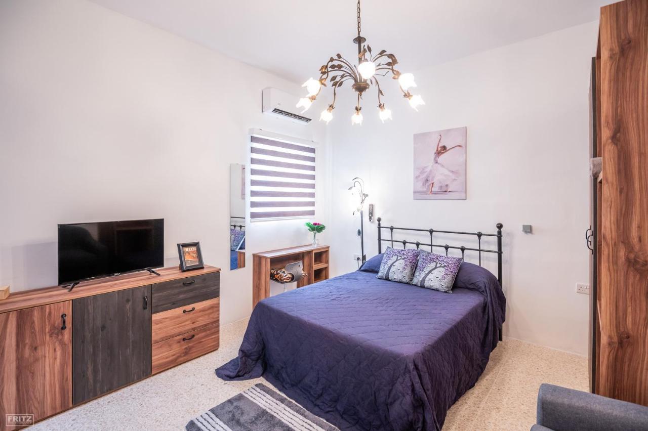 Close To Airport - Private Room With Private Bathroom Adults Only Gudja Exterior foto